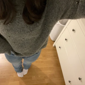 Stickad tröja med pärlor - Stickad tröja från h&m i fint skick!