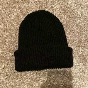 Svart mössa - Säljer min mössa som är köpt ifrån Vero Moda! Bra skick då den har använts en gång!!❤️ 