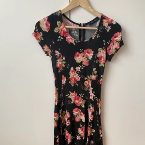 Skön blommig klänning - Fin klänning från Honey Punch. Skönt töjbart material och lång dragkedja i ryggen. Storleksangivelse saknas men jag uppskattar den till en XS, möjligen en liten S då den är stretchig. Materiallapp saknas/går inte att utläsa men mycket mjukt och stretchigt tyg. Använt skick och tyget är nopprigt men klänningen är fortsatt mycket fin.