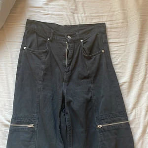Svarta byxor  - Svarta byxor från weekday i cargo material. Säljer för att dom är aldeles för stora för mig dom är storlek 38 men skulle säga att dom skulle passa en 40 också. Köparen står för frakten 