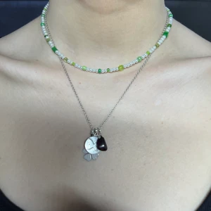 pärlhalsband  - Egengjort pärlhalsband av båda plast och glaspärlor! Finns en liten förlängningskedja på halsbandet, så det är ungefär 38-42cm långt! Frakten på 14kr ingår i priset💖