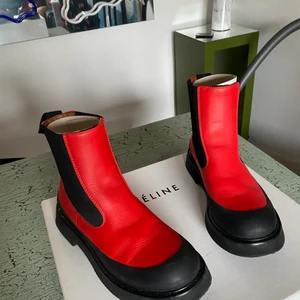 Céline boots - Phoebe philo - Céline boots ”Phoebe philo”   Storlek: 37  Material: läder  Skick: Använda 1 gång och i mycket gott skick. Hittar inget att anmärka på.