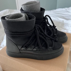 Nya svarta inuikiis storlek 36 - Svarta inuikiis classic sneaker i storlek 36, dom utan kilklack! Endast använda en gång, som nya utan fläckar/repor/skavanker.  Köpta för 2599, säljer för 1700 + spårbar frakt 99kr. Annars finns dom att hämtas upp i centrala Göteborg 🖤