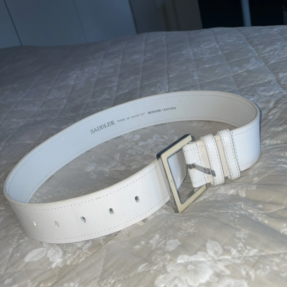 Vitt skärp (märket är saddler)