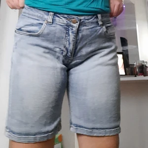Tracy shorts  strl 42 - Dessa shortsen är väldigt sköna att ha på sig. Dom är för stora för mig som egentligen har strl 38. Använda 3 gånger. 