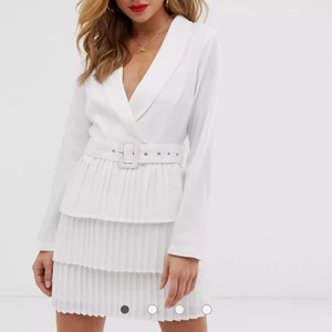 Asos studentklänning  - Säljer min studentklänning från Asos som är slutsåld på deras hemsida, använd en kväll. Så i väldigt fint skick. Frakt betalas av köparen! 