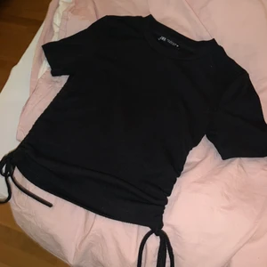 Topp zara - Säljer denna superfina topp som inte kommer till användning längre! Svart med snörning på sidorna som går att justera från Zara. Passar en storlek S🥰🥰 