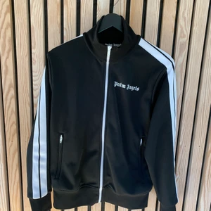 Palm Angels Track Top - Storlek M Svart - En svart Palm angels top i storlek M , mycket fint skick. Använd ett fåtal gånger. 