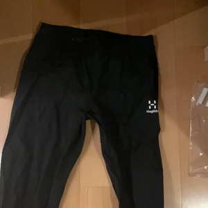 Haglöfs täckbyxor - Säljer ett par halglöfs täckbyxor, väldigt korta i längden!