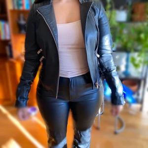 Äkta skinnjacka XS  - Klassisk skinnjacka i äkta läder från Zara. Storlek XS och liten i storleken. Använt enbart ett fåtal ggr, nypris. 1199:- Kan mötas upp i Stockholm eller skicka varan via PostNord.