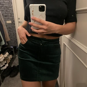 Kjol från WEEKDAY - Sammetkjol i väldigt snygg grönfärg