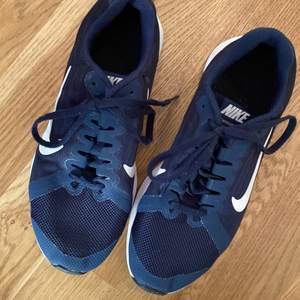 Blå Nike skor i bra skick! Storlek 36, säljer pga av att det är för små! 😆💋🤌🏻hör av dig vid intresse 