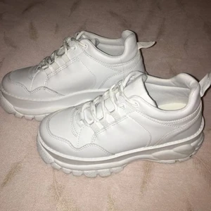 Skor  - Plattform skor, använt väldigt få gånger så i fint skick 