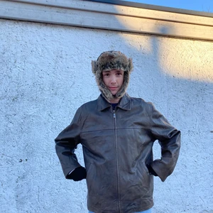Brun läderjacka - Säljer denna bruna vintage läderjacka som är i väldigt bra skick. Jag är 180 cm. köpare står för frakt Står XL men sitter som L