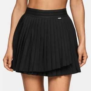 Svart tenniskjol - Svart tenniskjol från Stronger, Margaux Dietz kollektion. Aldrig använd, prislappen är kvar. Köpt för 599 kr, säljs för 350 kr eller accepterat bud. Säljes pga att den inte kommit till den användning som jag tänkt. Finns insydda short med fickor under. Skriv för egna bilder. 💘🌟💋🥰