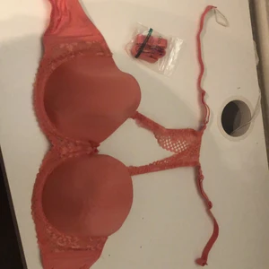 Rosa BH - Säljer då den blivit för liten för mig, hann användas 3-4 gånger innan jag växte ur den så den är i väldigt bra skicka, imprinsip nyskick. Kommer med 2 olika sorters avtagbara band. Frakten är inräknat i priset 💕