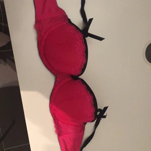 Rosa BH - Säljer då den inte längre passar mig. Den är sparsamt använd men har lite mörkare fläckar på insidan då den legat i en låda med bl.a svarta kläder. Det står ej storlek så skulle gissa på 80D/C. Frakten är inräknad i priset 💕