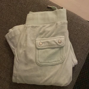 S - Säljer dom för att det inte är min färg! Använda 2 gånger och inga skador alls, jag är 1,72 typ och dom sitter perfekt på mej. Självklart äkta! Hör av er vid intresse!!💞