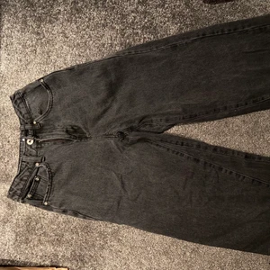 Vida jeans - Grå/svarta vida jeans. I använt skick. Vet inte riktigt storleken men skulle tro att det är 140/150. Kolla in min profil säljer massa annat! Om du är intresserad av fler saker kan vi komma överens om ett paketpris☺️