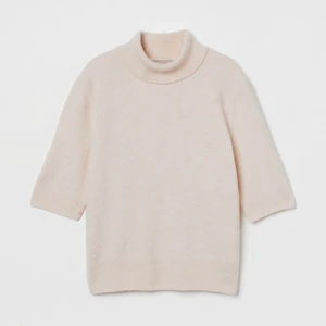 Stickad polo - Super fin stickad polo från HM, säljer pågrund av förlusten storlek! Aldrig använd och är i superbra skick, ej nopprig! Hör av dig för fler bilder…💖