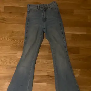 Ett par ljusa bootcut jeans som passar mig bra som är 1,62m lång. Använda fåtal gånger. NYPRIS: 500. )Pris kan talas vid om)