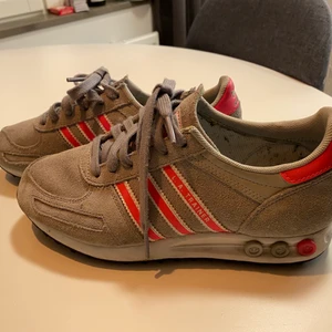 Adidas LA trainers - Säljer mina super fina la trainers för jag använder dom inte så mycket och tycker det är synd att dom bara ska ligga och damma haha🤪 har använt som ett fåtal gånger så dom är inte helt nya men inga skador eller slitage eller liknande på dom !  Köparen står för frakt😌