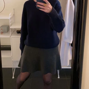 Stickad kjol - Säljer denna stickade kjol Zara i stl S🤍 har även den i samma stl i marinblå om någon är intresserad🤍 säljer för 200+frakt eller båda för 350+frakt