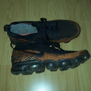 nike vapormax - nike vapormax i storlek 43, litet hål i fram (men går att laga enkelt), köparen står för frakt💚
