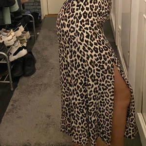 Set med linne och kjol - Leopard-set med knytlinne och kjol. Använd 1 gång