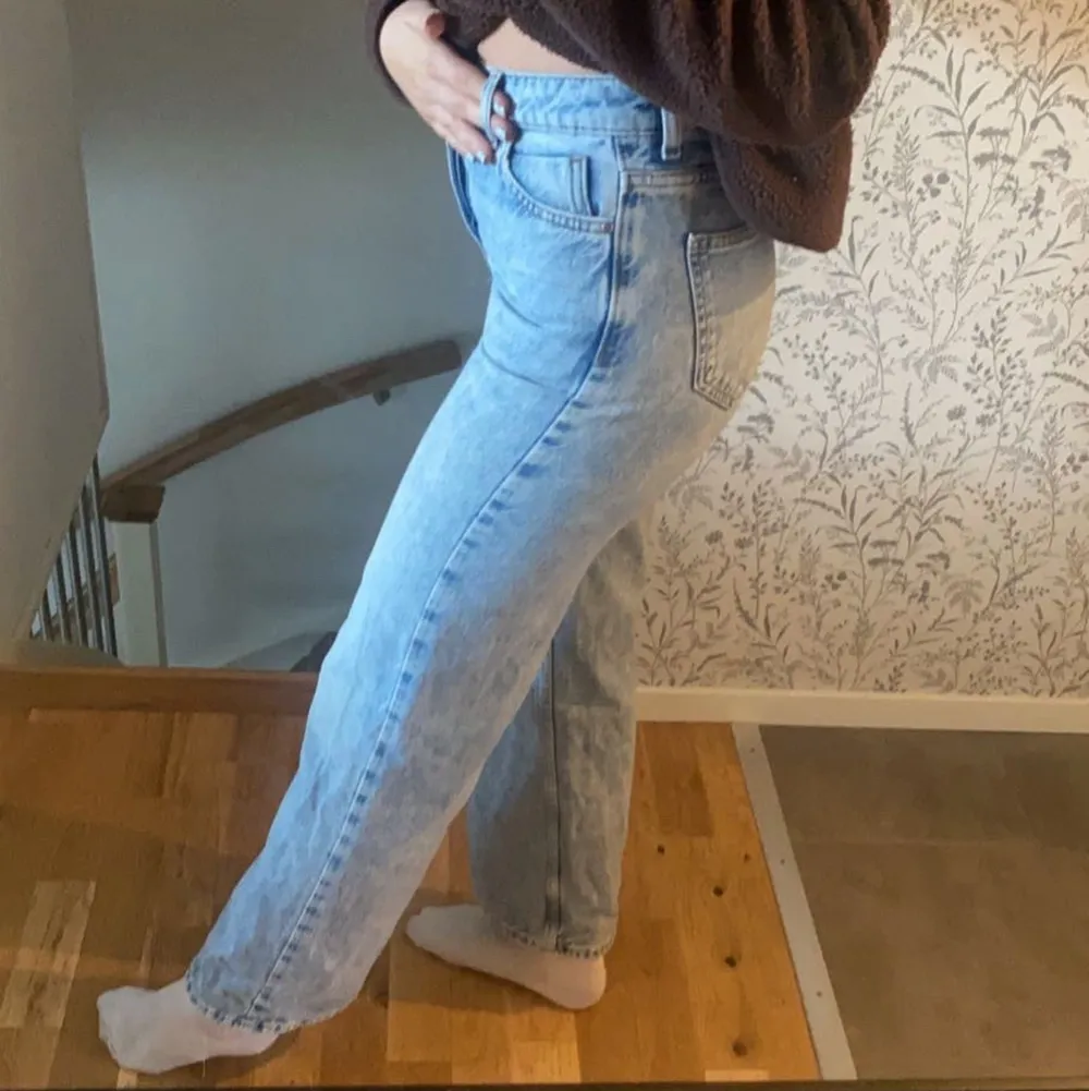 Blå lite vida jeans från Bikbok💙  de är storlek 24 men lite uttöjda, 150 +frakt , nypris 599kr. Jeans & Byxor.