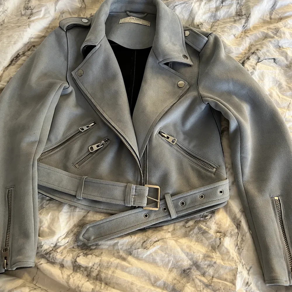 Köpte denna fina vår jackan från Zara. Den är helt oanvänd , väldigt fin färg på jackan.  Köpte den för 500kr men säljer för 350kr. Jackor.