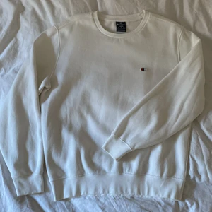 Champion sweatshirt - vit Champion sweatshirt i storlek L. Stilig, snygg och sjukt bekväm tröja. Använd fåtal gånger, väldigt bra skick! ☀️
