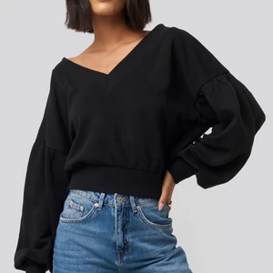 NAKD sweatshirt  - Jättemysig svart sweatshirt från NAKD. Slutsåld! Fint skick😍 storlek S. V-ringad både bak och fram.