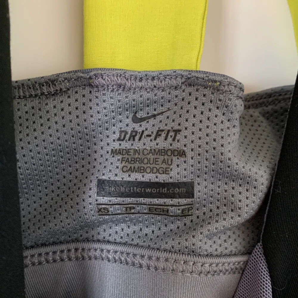 Nike tennisdress, i strl xs men passar snarare S-M. Med sport bh support.. Klänningar.