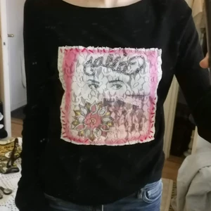 Svart tröja - Dekorationen fram har ett hål