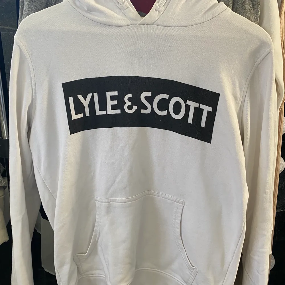 Lyle&scott hoddie i storlek 14-15 år (xs-s), använd fåtal gånger men är i väldigt bra skick.. Tröjor & Koftor.