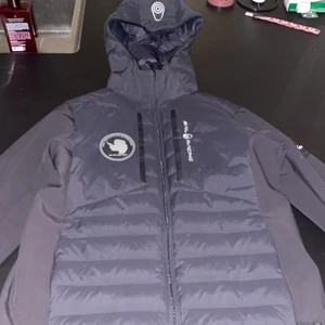 Sailracing - Sailracing jacka som är bra kvalite men ett litet hål i ryggen men annars så är den väldigt bra skick