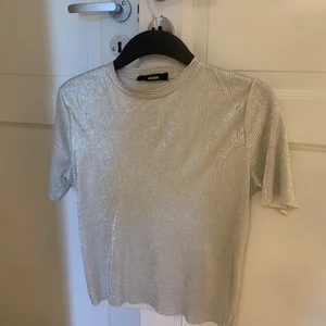 Silvrig topp - Silvrig topp från Bik Bok i storlek Xs🌸