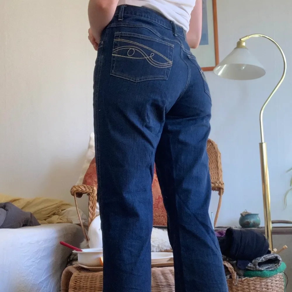 Säljer dessa raka jeans med snygga fickor! Passar mig som är en 36:a och vanligtvis har en storlek 27/28 i jeans. . Jeans & Byxor.