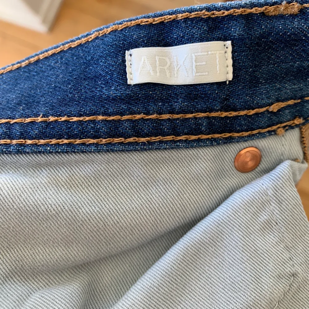 Säljer dessa fina utsvängda jeans från arket som knappt har kommit till användning då de tyvärr är för korta för mig. . Jeans & Byxor.