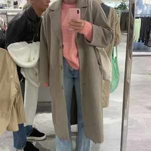 Weekday kappa - Kappa från weekday, väldigt bra skick! Nypris 1300kr, storlek s! Perfekt som vårjacka då den inte är så tjock. 