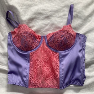 Korsett - Korsett från urban outfitters men köpt här på plick💕Storlek M men passar även mindre storlekar, i jättebra skick🥰