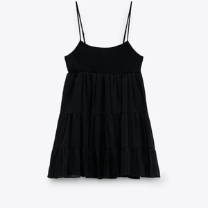 Svart klänning från Zara  - Gullig svart klänning med volanger från zara❤️❤️