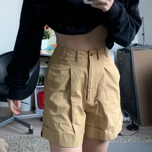 Beiga Shorts - Världens sötaste shorts ✨ Högmidjade och otroligt bekväma. Prislappen är kvar och köpt för några månader sedan. Storlek 2, skulle säga att det är storlek s-m. Säljer dessa sötisar för 100kr 💚 