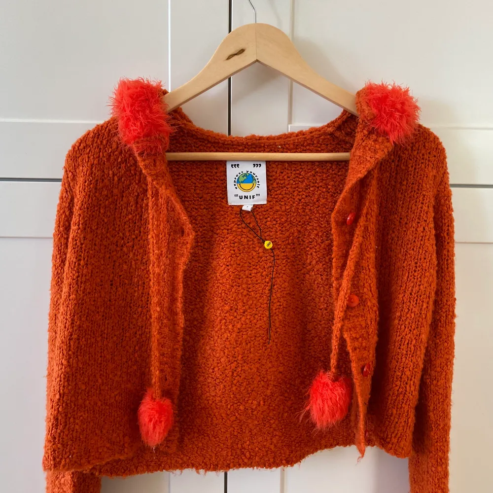 ”Fuku cardigan” från UNIF i orange. Kostar 79,95 euro och jag säljer den för 400kr. Den är endast använd 1 gång. Tröjor & Koftor.