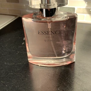 Parfymer  - Hej, säljer olika slags parfymer. Fick dem som en födelsedagspresent. Har använt en gång av varje. Priset kan diskuteras :)