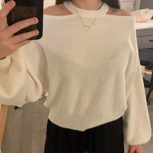 Säljer denna vita stickade tröjan med öppna axlar från H&M