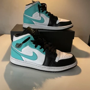 Jordan 1 Mid Igloo - Jordan 1 Mid Igloo Skick 7/10  Rätt så bra skick är bara lite cresade. Lådan kommer med i bra skick och skorna är köpta från GOAT och finns även bevis om de behövs, kan släppa dom billigare vid snabb afär