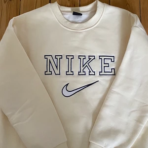 Nike sweatshirt - Jättesnygg Krämvit Nike sweatshirt! Tröjan är i perfekt skick och har inga tecken på användning. Skriv privat om du är intresserad eller vill ha fler bilder! Jag kan frakta eller mötas upp i Stockholm (: