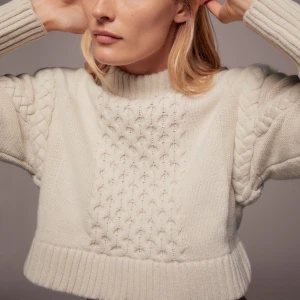 Stickad tröja - Säljer för att den är för liten för mig men väldigt snygg och riktigt varm. Köpt från zara. (1 och 3 bilden lånad)